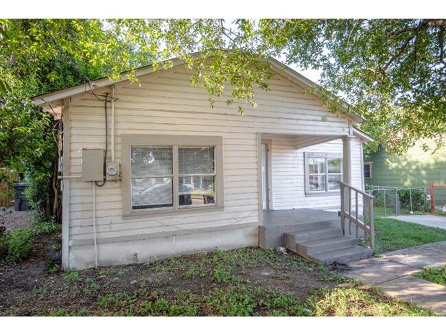 Building Photo - Happy and Convenient Home Near Downtown