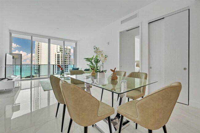 Foto del edificio - 17550 Collins Ave