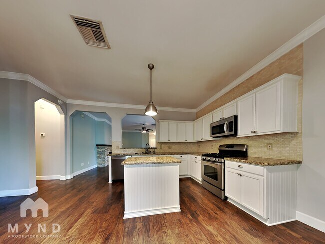 Foto del edificio - 1003 Addison Park Ln