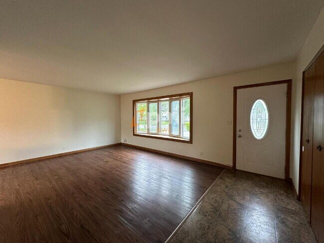 Foto del edificio - 8136 Grace Pl