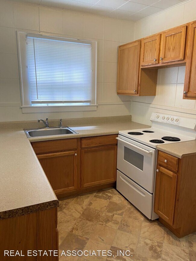 Building Photo - 3 br, 1 bath House - 4 Colony Court