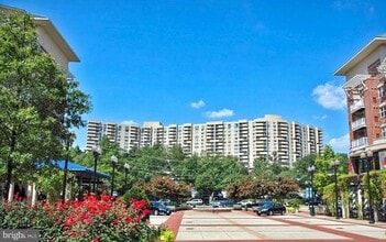Building Photo - 1101 S Arlington Ridge Rd