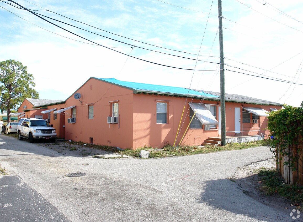 Building Photo - 2028 Funston St