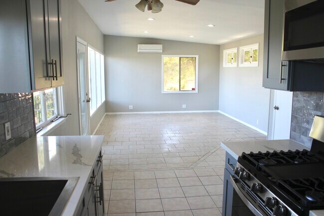 Sala de estar luminosa - 934 Highline Rd