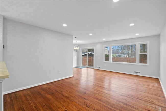 Foto del edificio - "Spacious 5-Bed split level Gem with Finished Basement & Fireplace on Brompton St, West Springfie...
