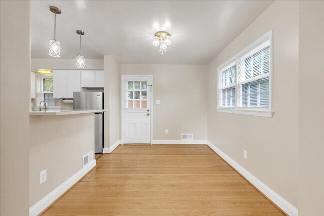Building Photo - 5 bed, 2 bath split-level