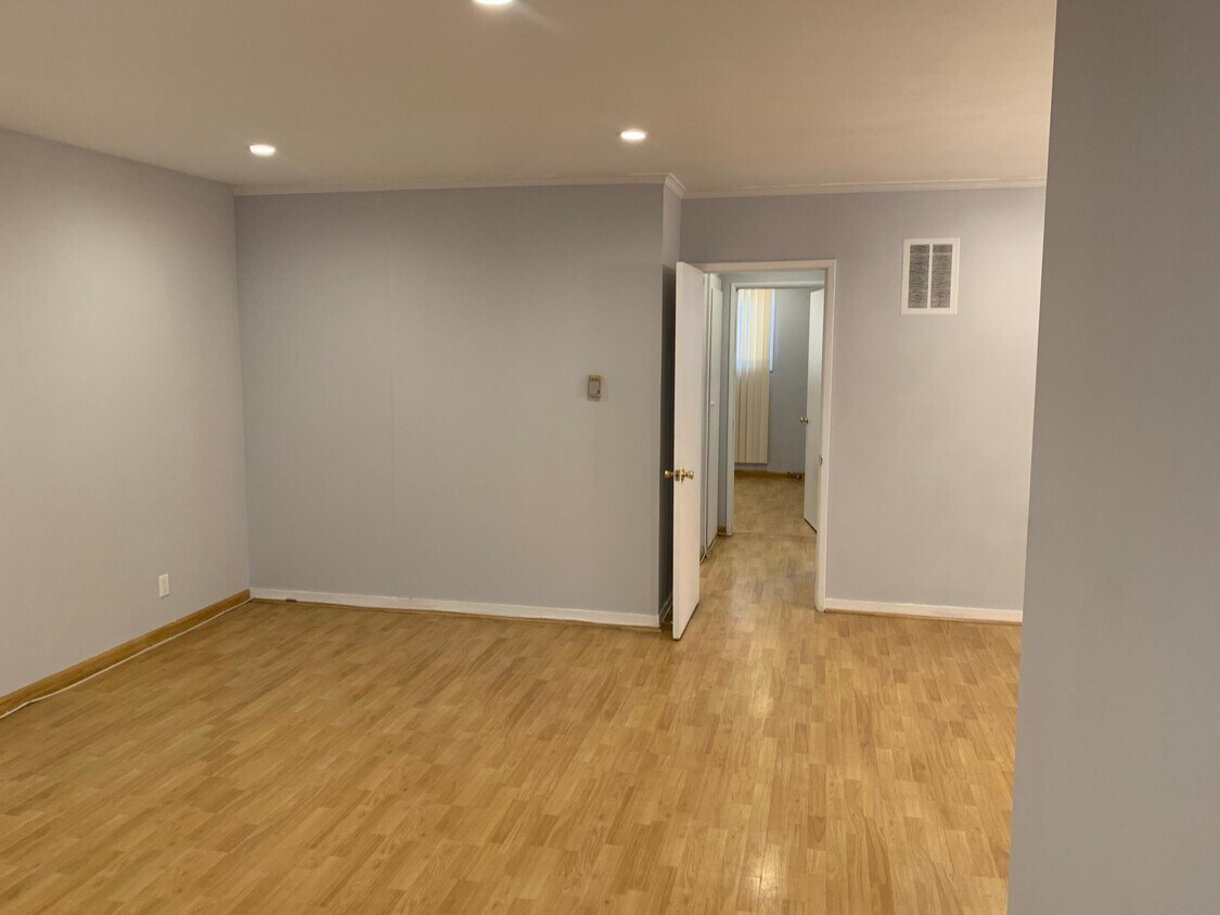 Foto principal - 337 S Rexford Dr