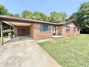 Building Photo - 916 Brentwood Dr