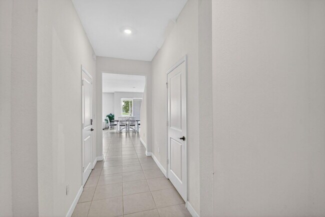 Foto del edificio - 6933 Harbours Edge Ave