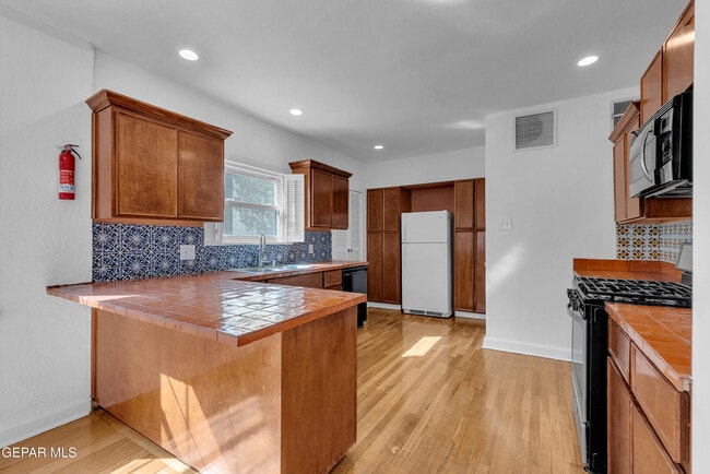 Building Photo - 923 McKelligon Dr