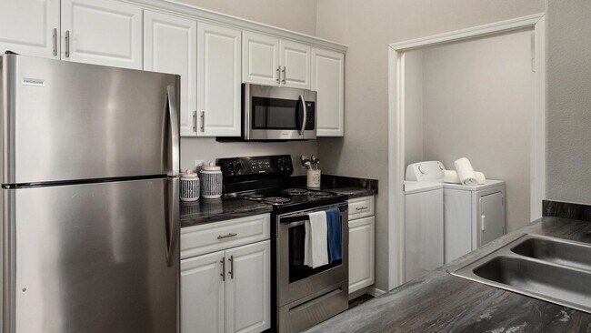 Diseñadas para quienes aprecian la vida moderna, nuestras cocinas Premium presentan acabados actualizados, electrodomésticos de acero inoxidable y detalles atemporales que crean el espacio perfecto para cocinar, entretener y reunirse. - Riverwood Apartments