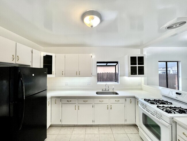 Building Photo - 6033 Dauphin St