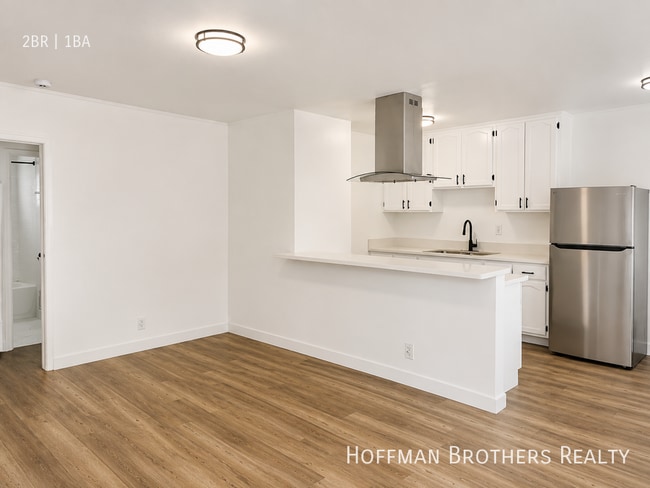 Building Photo - 716 W 81st St