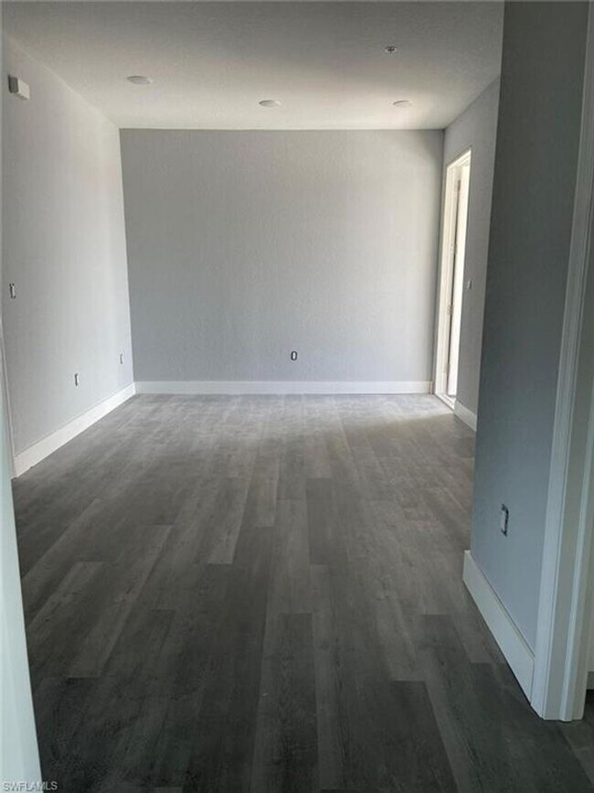 Building Photo - 275 SW 4th ST @220