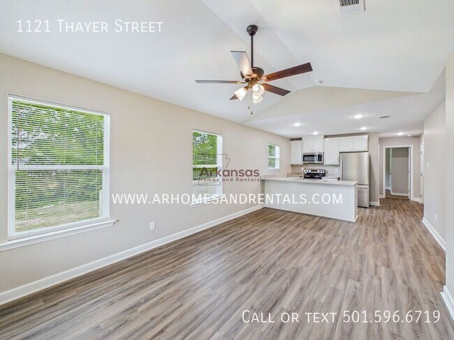 Building Photo - 1121 Thayer St