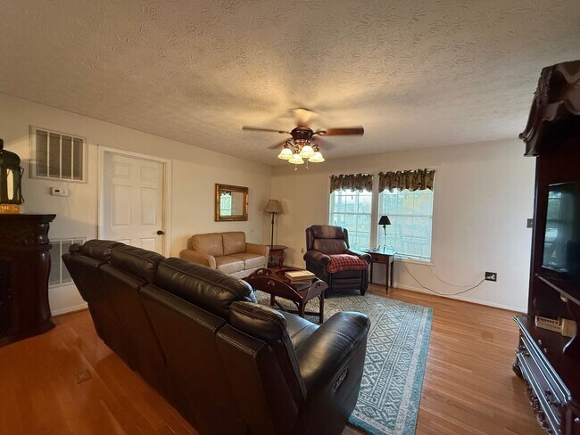 Foto del edificio - 3 Bedroom 2 Bathroom Fully Furnished Home in Greeneville, TN