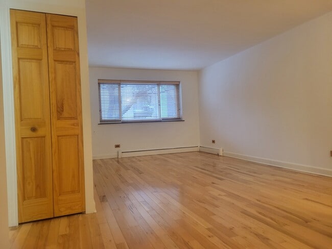 Building Photo - 515 W Wrightwood Ave