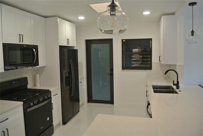 Foto del edificio - 10230 Dolphin Rd