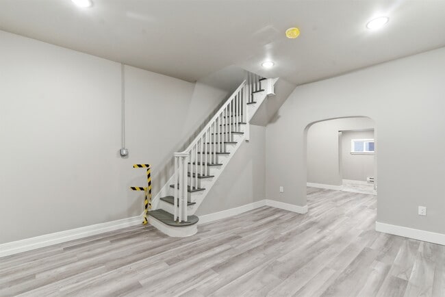 Building Photo - 662 N Yewdall St