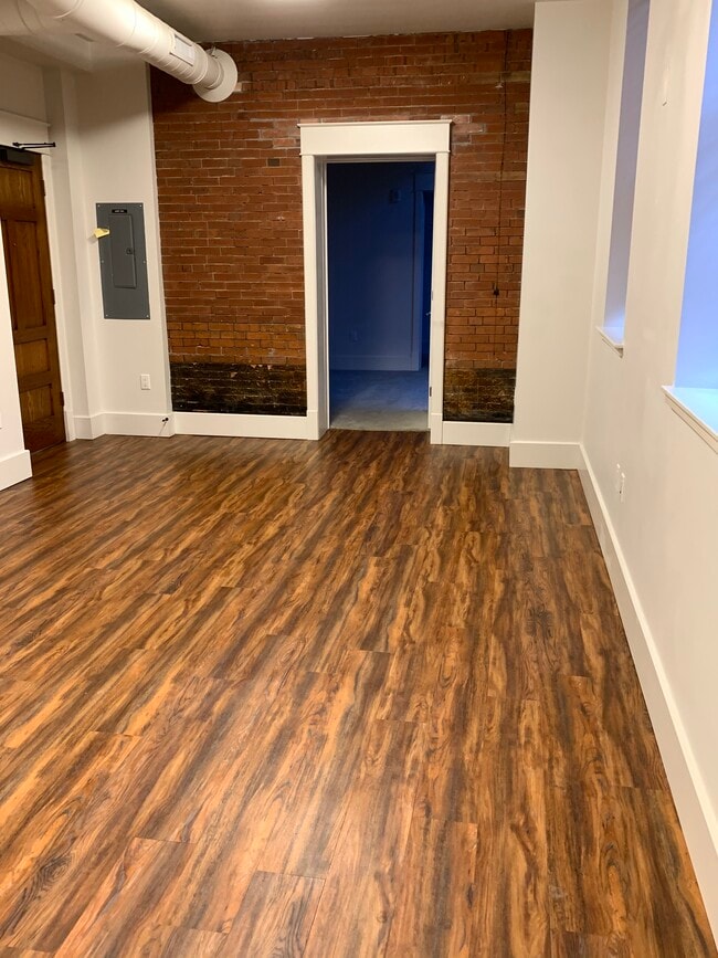 Looking towards the bedroom - 614 7th St