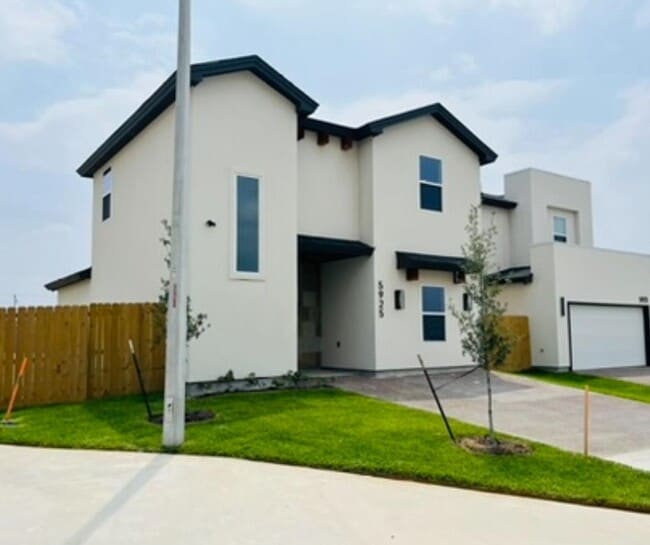 Building Photo - 5925 Heather Loop