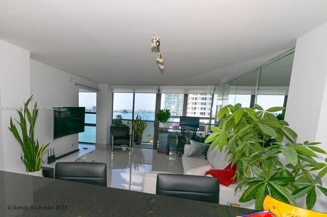 Foto del edificio - 600 NE 36th St