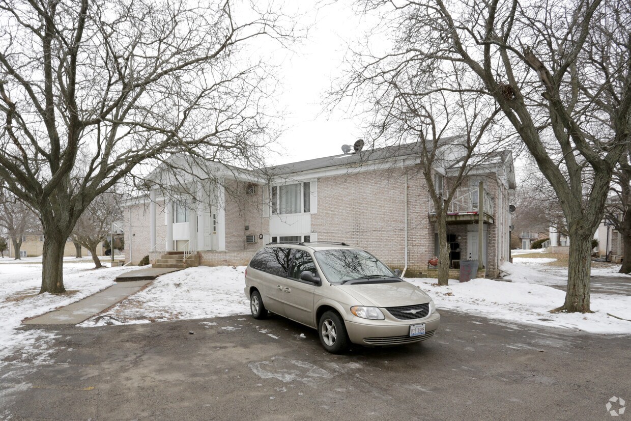 Building Photo - 4520 Governors Dr
