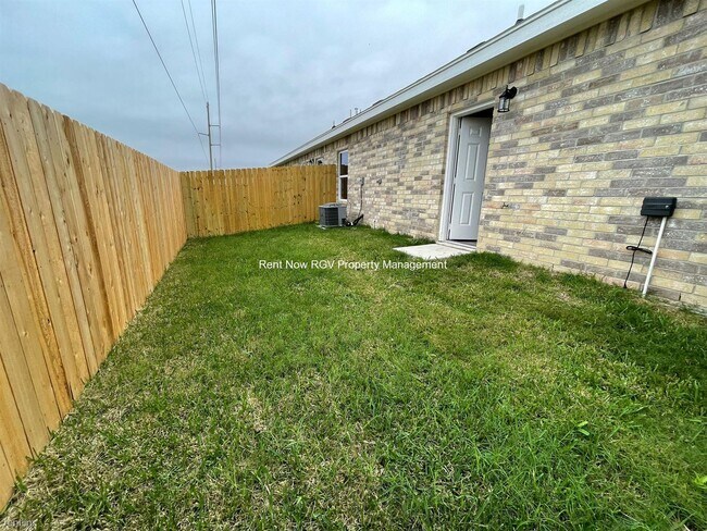 Foto del edificio - 2 br, 2 bath 4plex - 4901 N Winona Dr