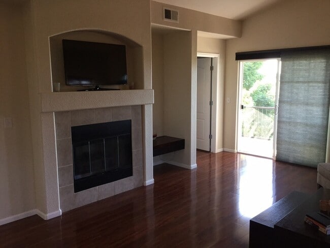 Building Photo - Wonderful 2 Bed, 2 Bath Condo is Southeast...