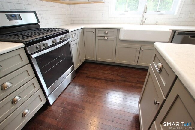 Building Photo - 10 Moorland Dr