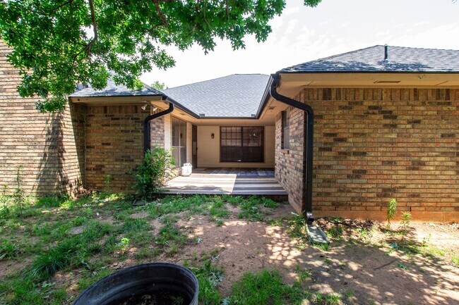 Building Photo - Spacious 4-Bedroom / 2-Bathroom Home with Modern Amenities in Edmond!