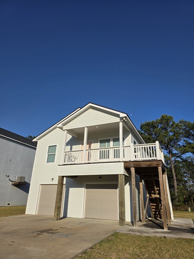 Building Photo - 4/2/2-Ready for Move In