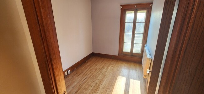 Building Photo - 4993 Av Connaught