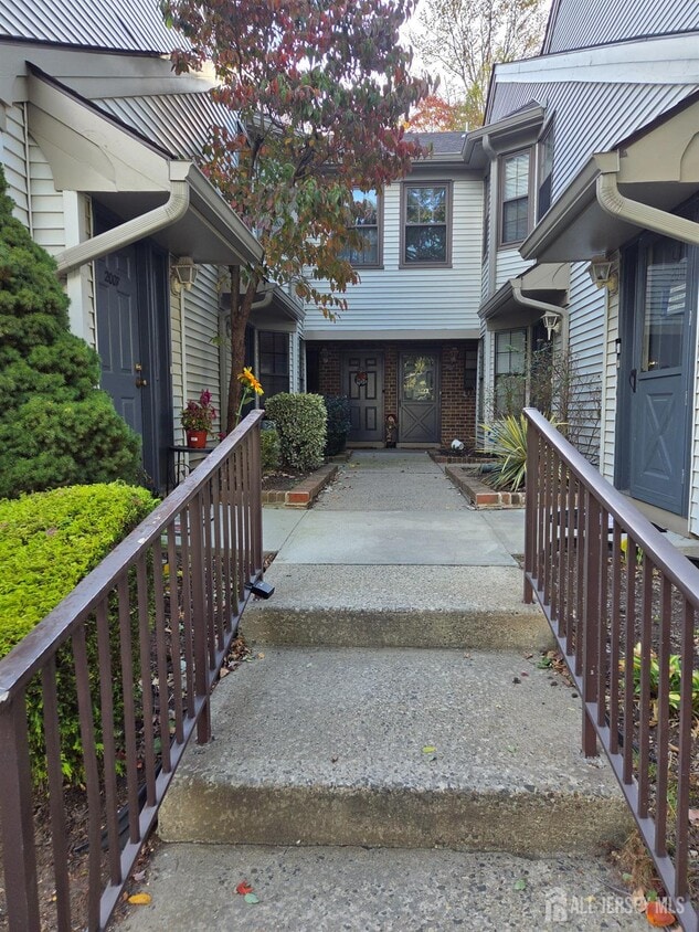 Primary Photo - 2006 Bayhead Dr