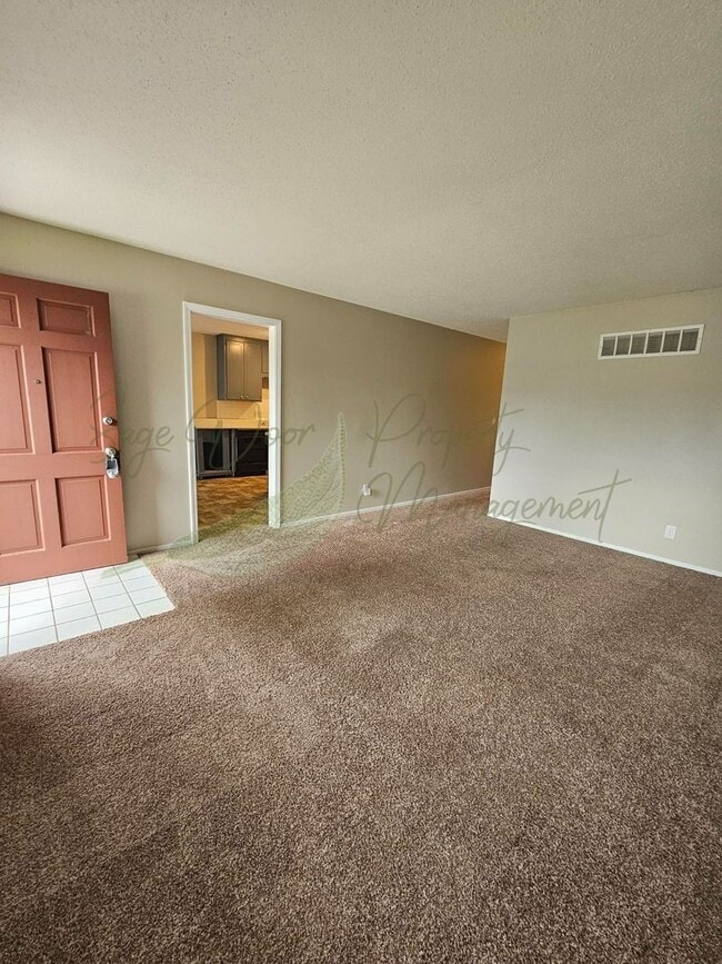 Building Photo - TOWNHOME IN BLUE SPRINGS!!!