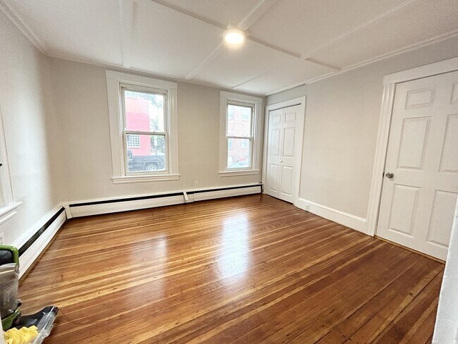 Building Photo - 17 Saratoga St
