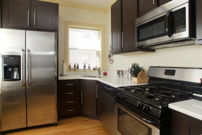 Building Photo - 1424 W Lunt Ave