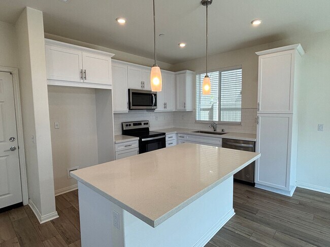 Building Photo - Modern, Energy-Efficient 3-Bedroom Lake El...