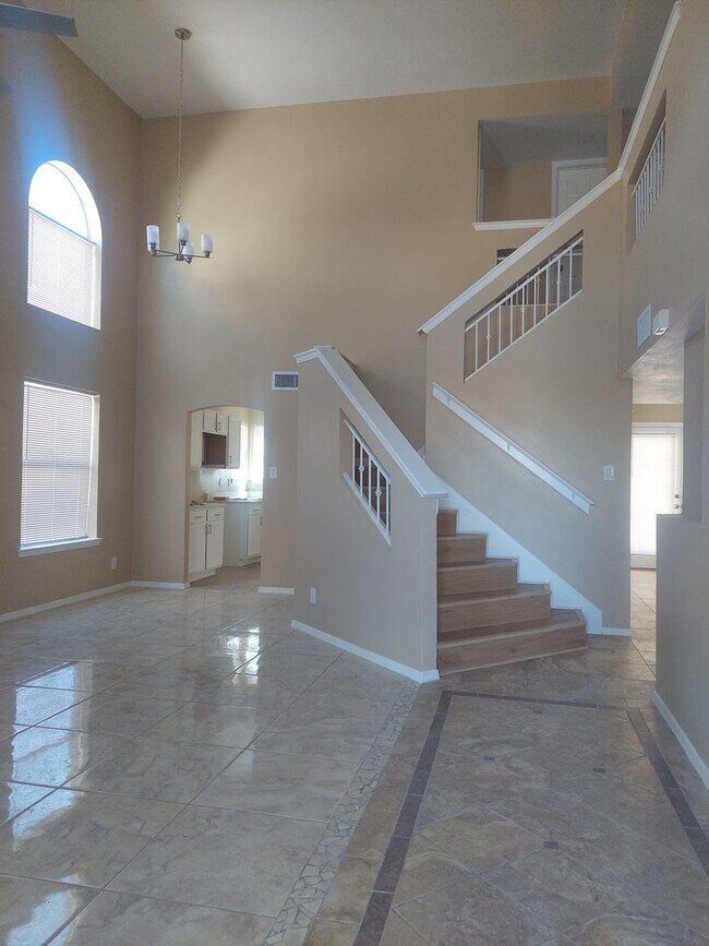 Foto del edificio - 4 BEDROOM 3 BATHROOM HOME! fully remodeled...