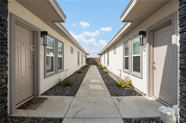 Building Photo - 913 W Kohala Ave