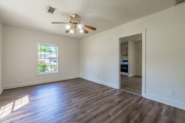Foto del edificio - Cute two bedroom one bath (850 sf) home wi...