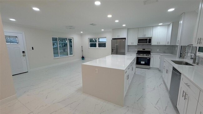 Building Photo - 3727 Overlook Dr NE