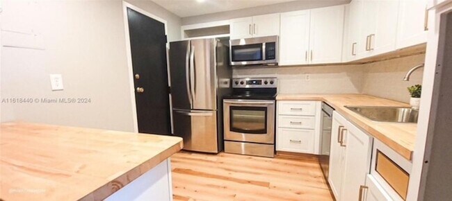 Foto del edificio - 6500 Cypress Rd