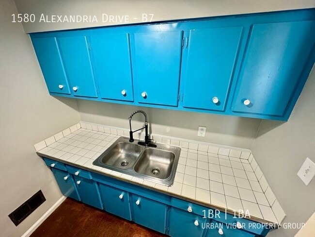 Building Photo - 1580 Alexandria Dr