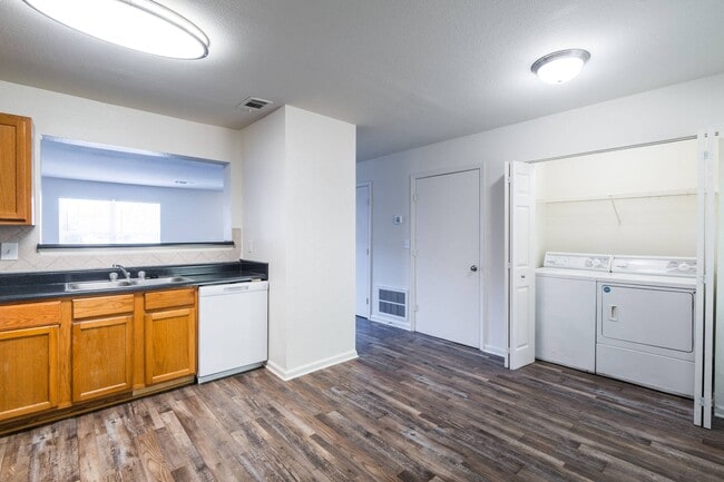 Building Photo - Crescent Pointe Townhomes
