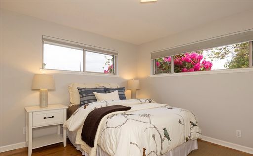 Foto del edificio - Beautiful Mid-Century Home on a Corner Lot...