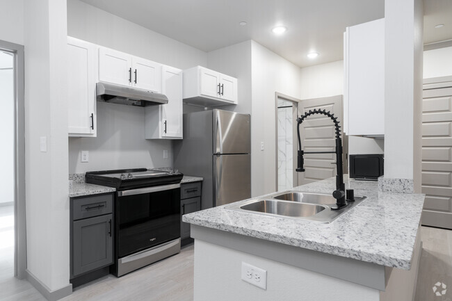 1BR,1BA - 824SF - Kitchen - Retreat at Eastlake