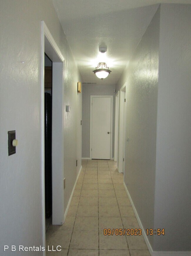 Building Photo - 3 br, 1.5 bath House - 4802 SE Churchill Way