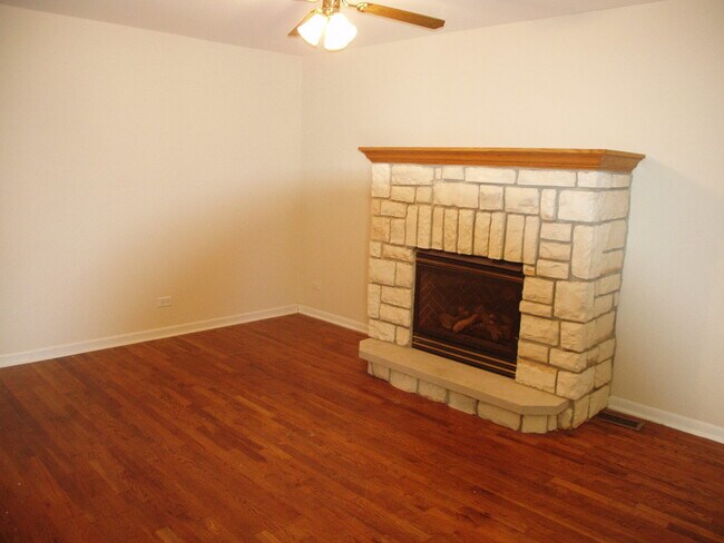 Building Photo - 1535 Charles Dr