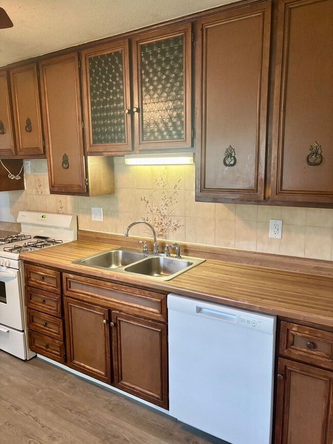 Building Photo - Check Out This 4-Bed/1-Bath House in Bluff...